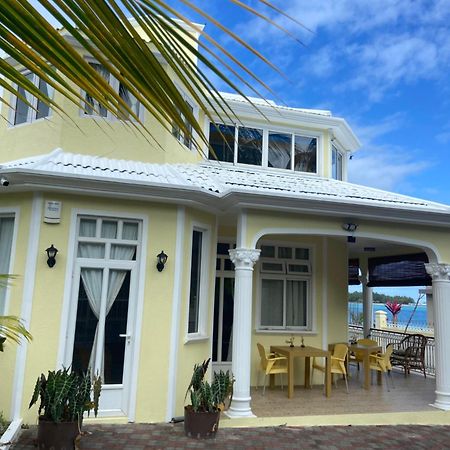 Villa Bella Charming Beachfront Guesthouse บลู เบย์ ภายนอก รูปภาพ